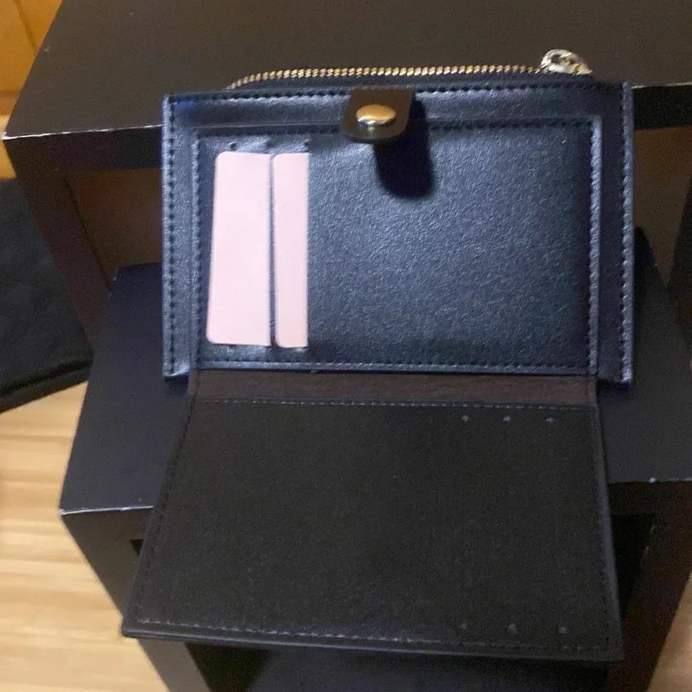 Small black bifold wallet - Picture 2 of 2